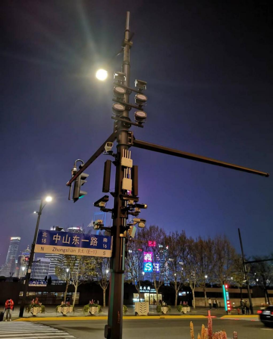 上海外灘（智慧路燈桿掛載各類設(shè)施）